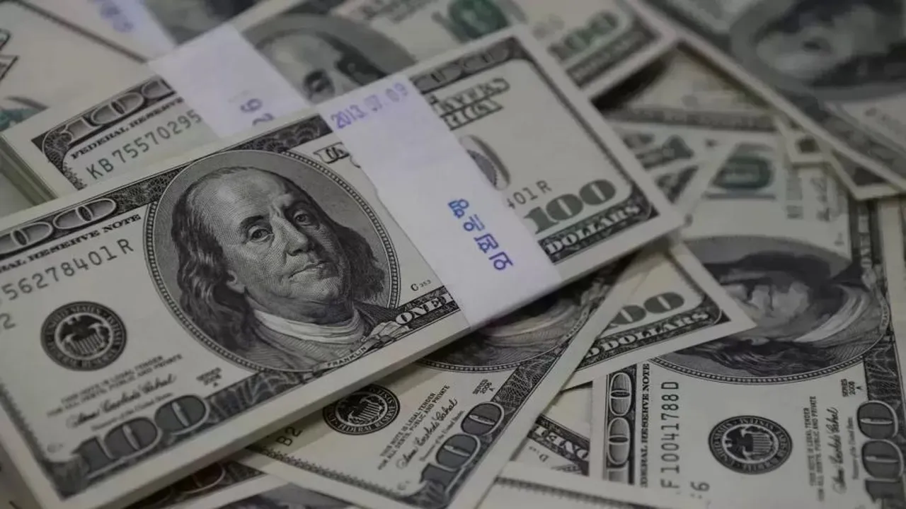 تراجع سعر الدولار في مستهل تعاملات البنوك مع بداية يوم الأربعاء